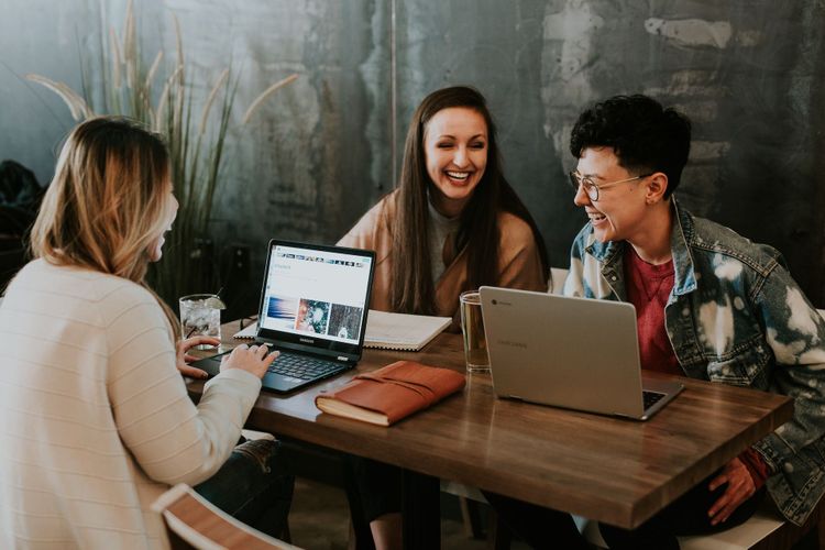 How Your Office Can Benefit from a Work Group Chat App