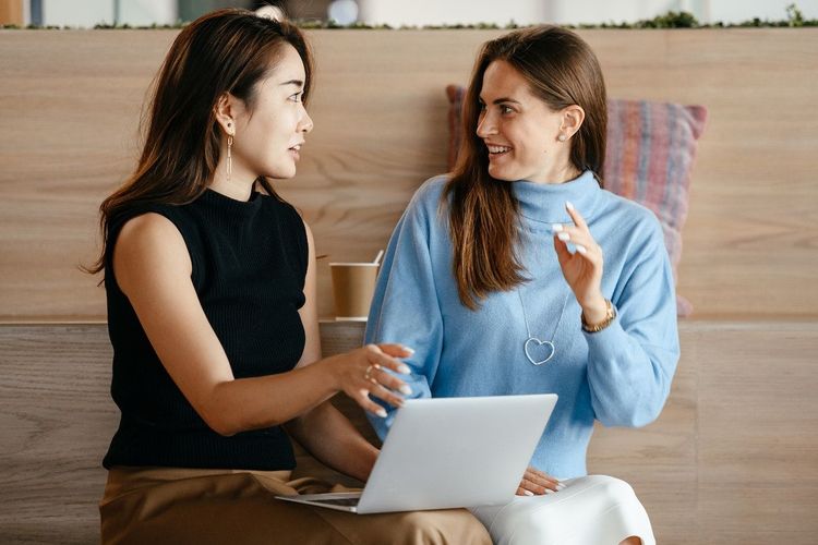 Here Are the Do’s and Don’ts of Business Chat Etiquette